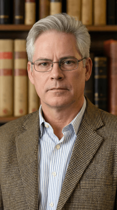 Dr. Manuel Ungo en estudio y biblioteca del Instituto Internacional de Hipnosis Clínica